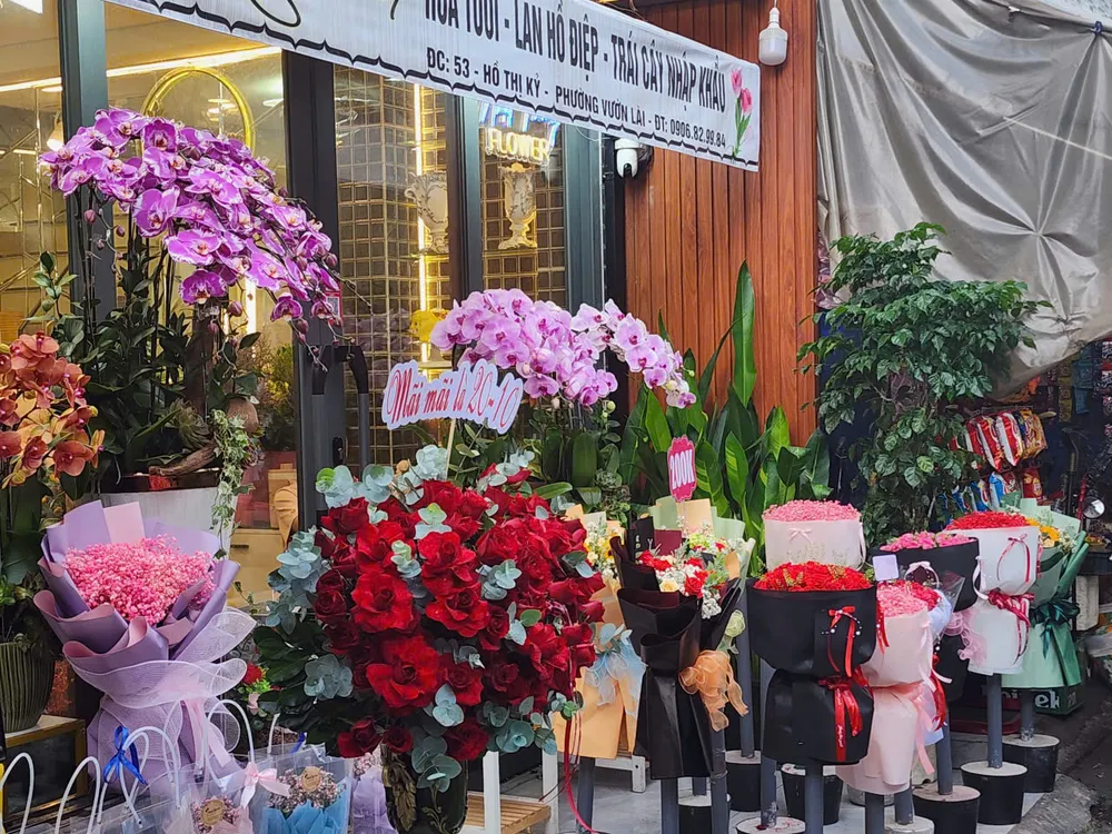 Chợ hoa Hồ Thị Kỷ đầy chủng loại, sắc màu nhưng vắng người mua. Ảnh: ĐỨC TRUNG z7132998859250_1941764e5f663bf7857096b70872a542.jpg