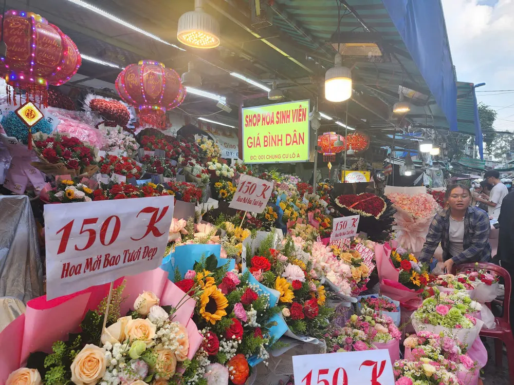 Dù sát đến lễ 20-10 nhưng chợ hoa Hồ Thị Kỷ (phường Vườn Lài, TPHCM) vẫn thưa thớt khách hàng. Ảnh: ĐỨC TRUNG z7133000226819_512a633c7b0dc38e9425303bb0ade6aa.jpg