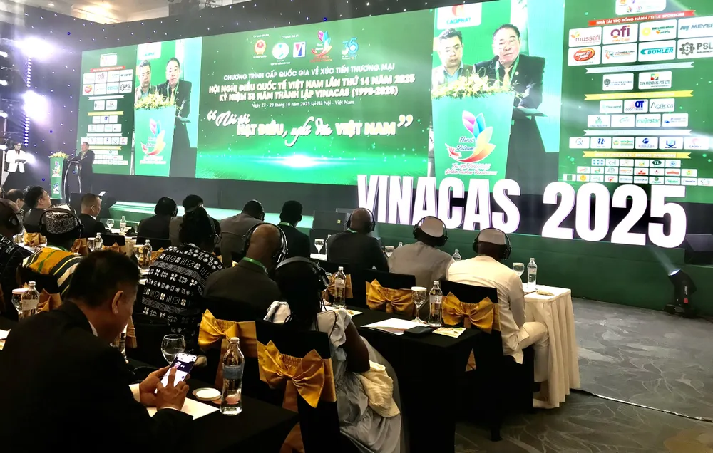 Ông Phạm Văn Công, Chủ tịch Hiệp hội Điều Việt Nam (VINACAS) phát biểu khai mạc hội nghị z7163112723054_1e35c9c663d0a709dcaa4aa6e7701739.jpg