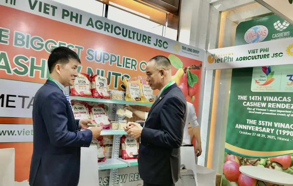 Các đại biểu, doanh nghiệp tìm hiểu cơ hội hợp tác trong ngành điều tại hội nghị z7163115912376_eba3d4f0adfc2043457d17c7603450e5.jpg
