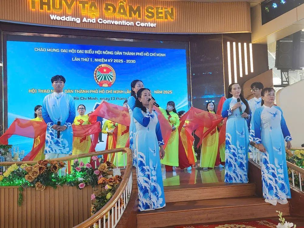 ការសម្តែងចម្រៀងខារ៉ាអូខេនៅពិធីបុណ្យកីឡាកសិករទីក្រុងហូជីមិញ ឆ្នាំ២០២៥។ z7321901852681_e0ae8abf322c4e0b215edd41b51774c4.jpg