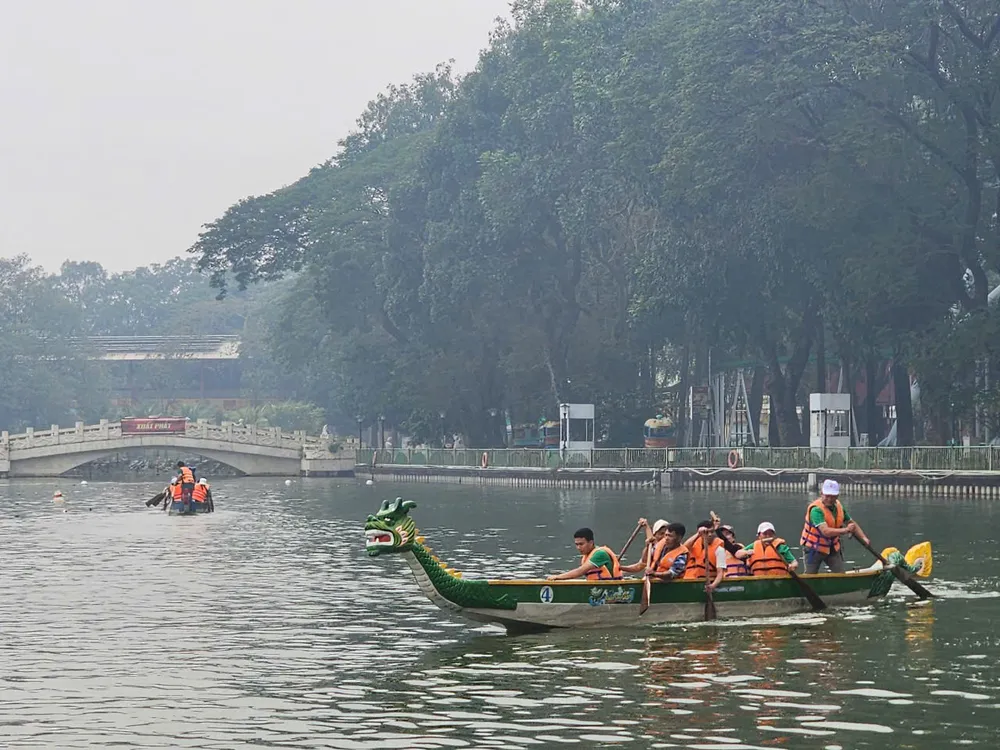 អ្នកប្រណាំងទូកនាគប្រកួតប្រជែងនៅក្នុងទីធ្លានៃឧទ្យានវប្បធម៌ដាំសេន។ z7321908191441_5e8e438fee557562ccfa3d33b68e056b.jpg