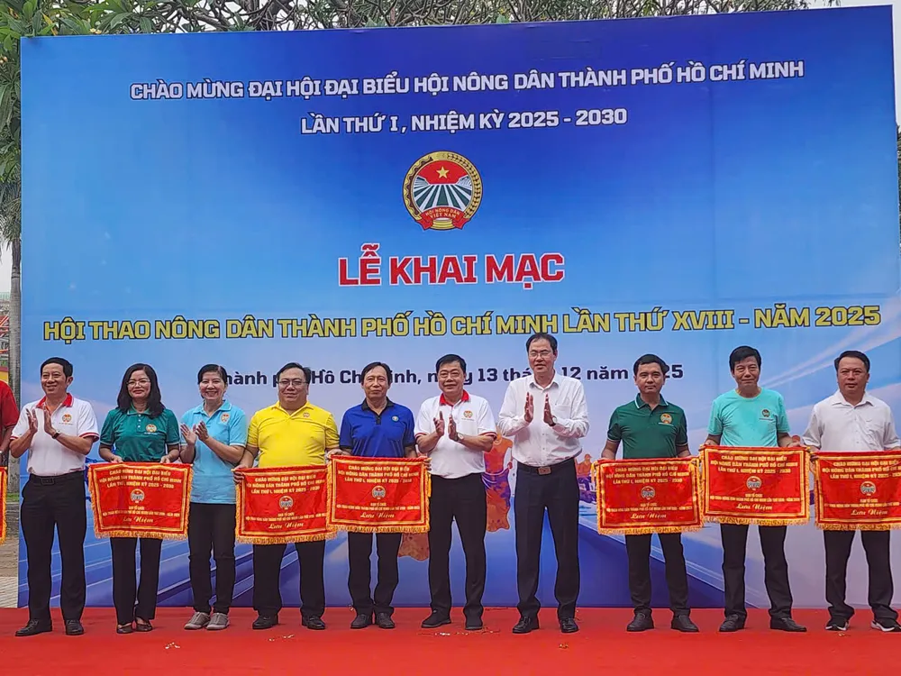 ថ្នាក់ដឹកនាំសមាគមកសិករទីក្រុងហូជីមិញបានប្រគល់ទង់ជាតិរំលឹកដល់សមាគមកសិករនៃឃុំ សង្កាត់ និងតំបន់ពិសេសនៅទីក្រុងហូជីមិញ។ z7321908815003_2af60a40ad788806eadad470001308c0.jpg