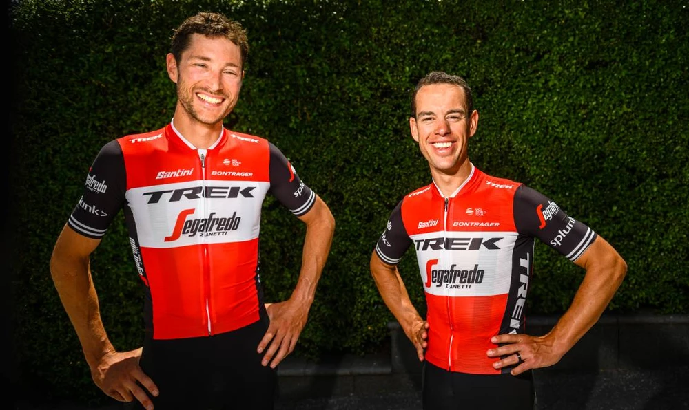 Richie Porte (phải) trong màu áo mới của Trek-Segafredo