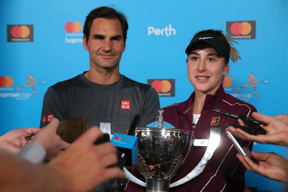 Federer và Bencic với chiếc cúp vô địch Hopman Cup