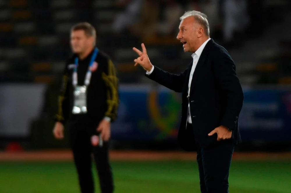 Zaccheroni trong trận UAE hòa Bahrain 1-1