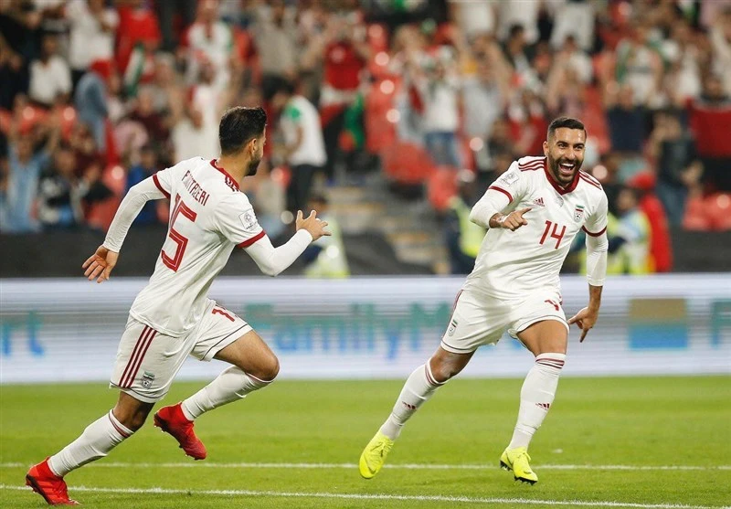 Saman Ghoddos ăn mừng sau pha ghi bàn vào lưới Yemen