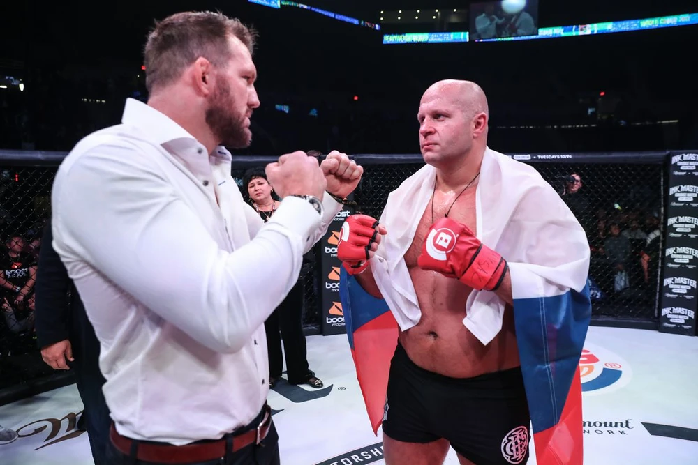 Fedor Emelianenko (phải) đã hết thời và khả năng sẽ giải nghệ sau trận thua này