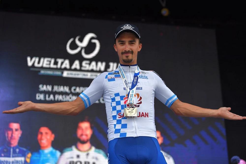 Julian Alaphilippe trong buổi lễ trao giải chặng 3