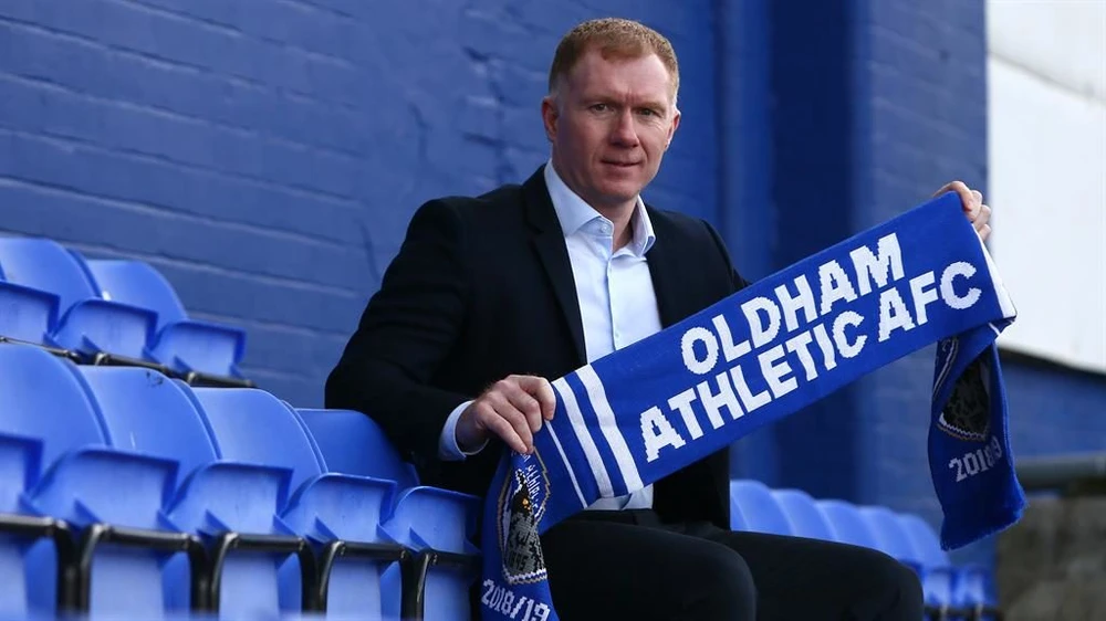 Paul Scholes trong cương vị HLV trưởng Oldham