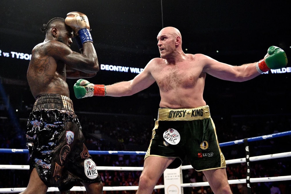 Tyson Fury (phải) và Deontay Wilder