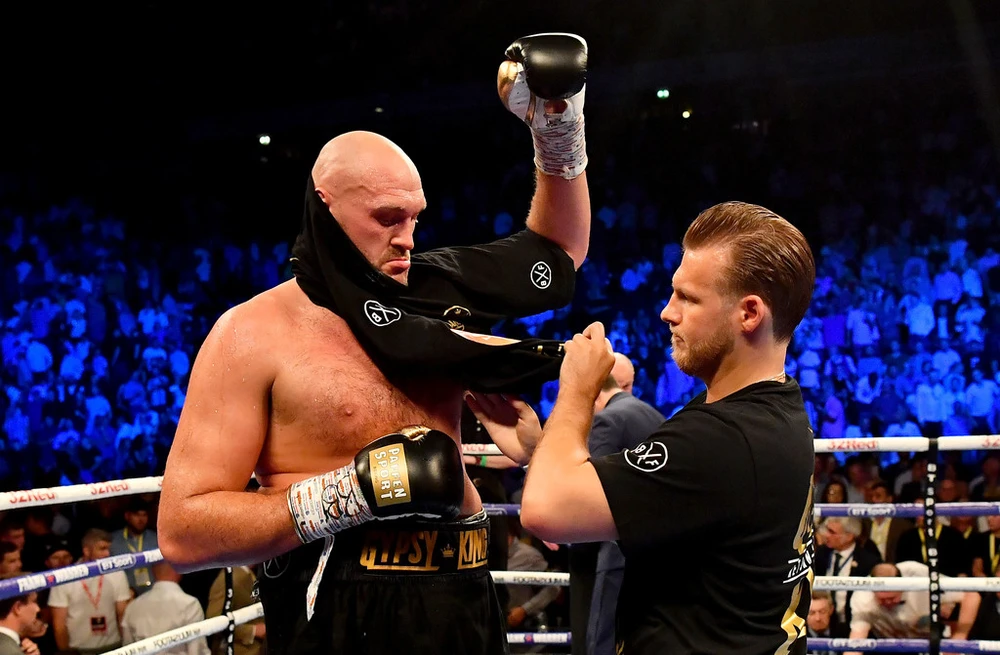 Ben Davison đang mặc áo cho Tyson Fury