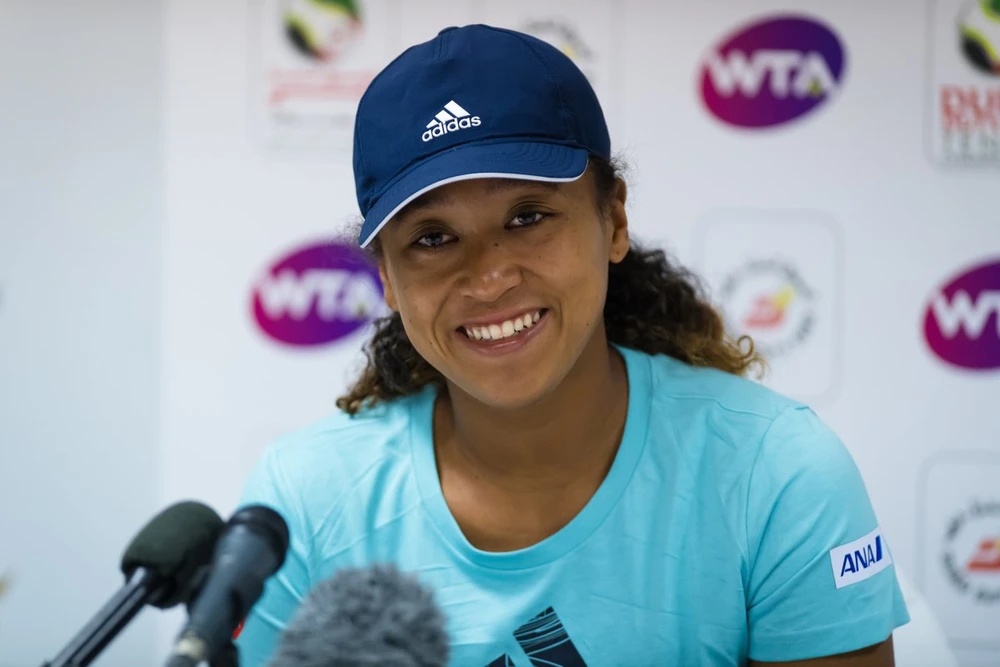 Naomi Osaka cố nhoẻn cười, nhưng trong mắt vẫn còn vương lệ