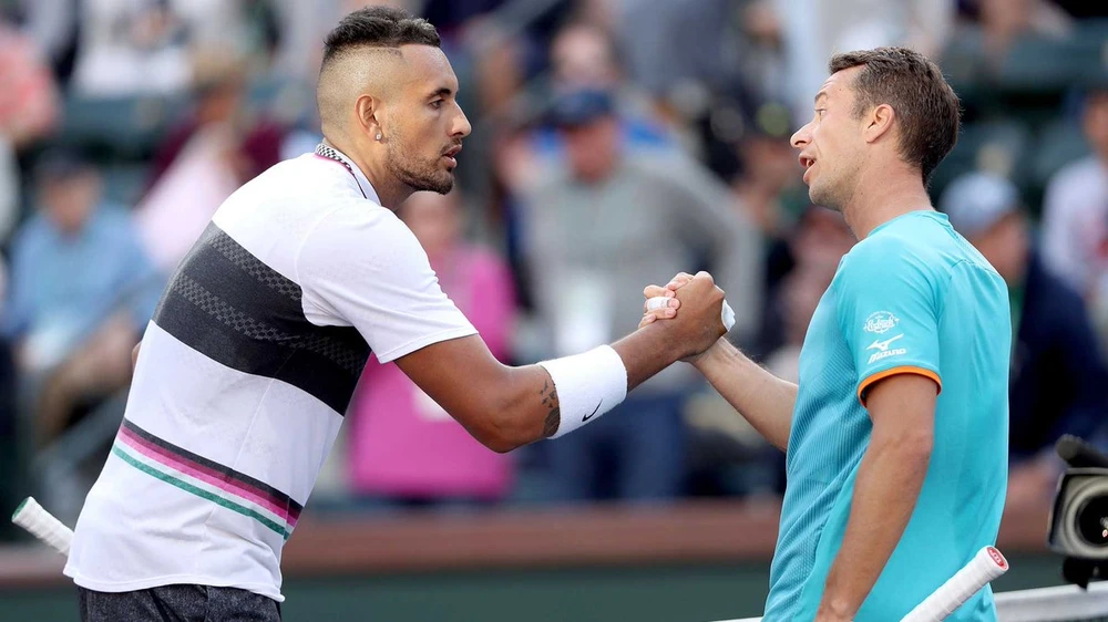 Nick Kyrgios bắt tay Philipp Kohlschreiber sau khi bị loại khỏi Indian Wells