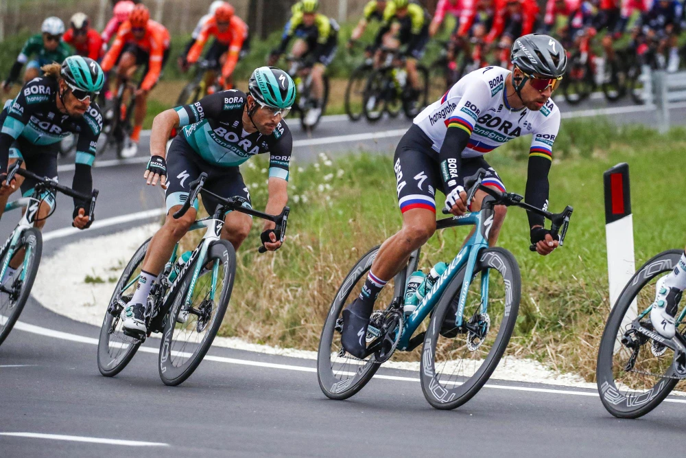 Mặc chiếc áo 7 sắc cầu vòng dành cho nhà VĐTG, Sagan vẫn thua tan nát ở Tirreno-Adriatico