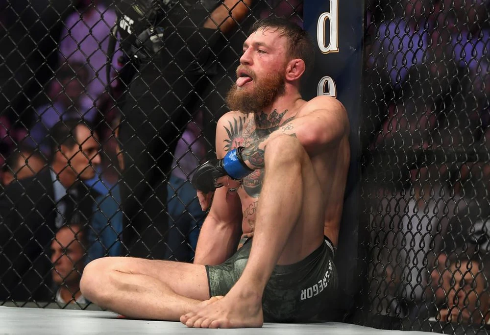 McGregor mệt đến... lè lưỡi sau khi bị Khabib siết cổ