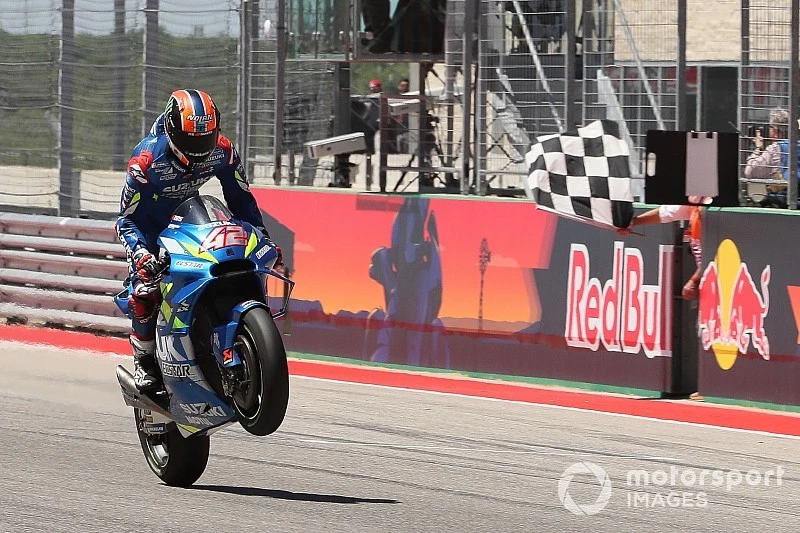 Alex Rins bốc đầu ăn mừng chiến thắng