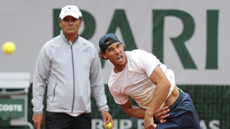 Ông Toni Nadal (đứng sau) khi còn làm HLV cho Nadal