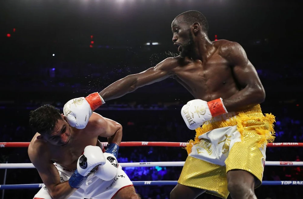 Amir Khan (trái) thất thế trong trận đấu với Terence Crawford