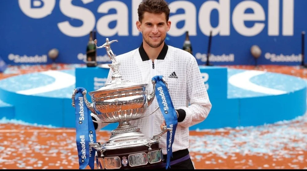 Thiem nâng chiếc cúp vô địch Barcelona Open