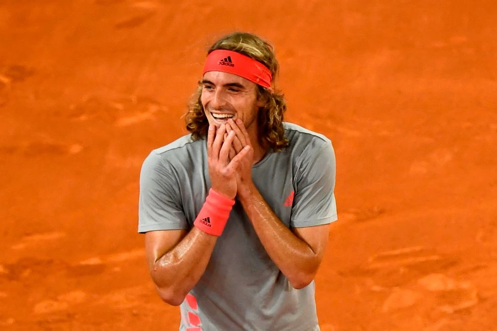 Tsitsipas là người thứ 3 đánh bại Nadal trên mặt sân đất nện mùa này