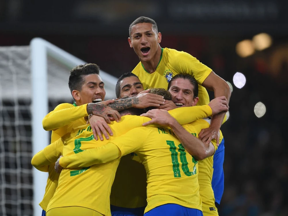 Richarlison (trên cùng) trong màu áo tuyển Brazil