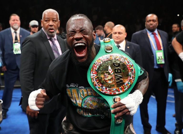 Wilder gào thét sau khi đấm gục Breazeale, bảo vệ đai hạng nặng WBC