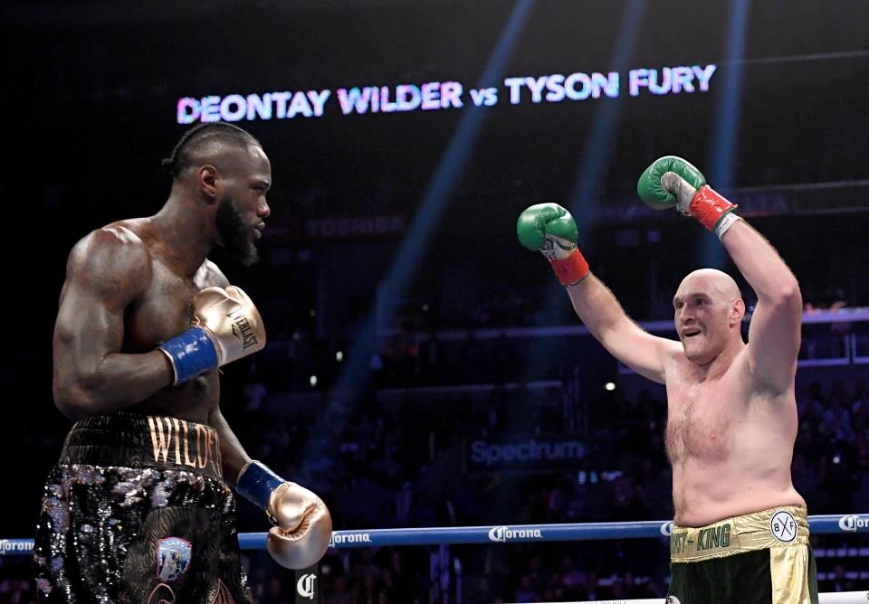 Fury giơ tay khích tướng Wilder trong trận đấu hồi tháng 12 năm ngoái