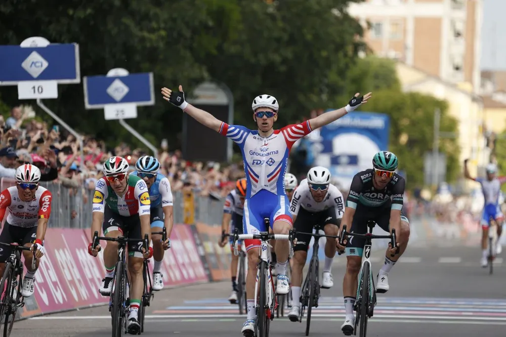 Giro d’Italia: Ackermann ngã xe nặng, để Demare thắng chặng 10, Áo tím lâm nguy ảnh 3