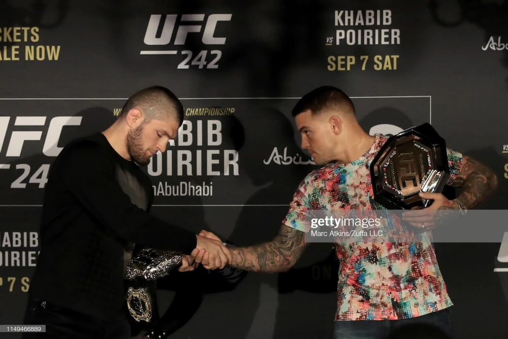 Khabib (trái) sẽ đấu với Poirier vào ngày 7-9 tới đây