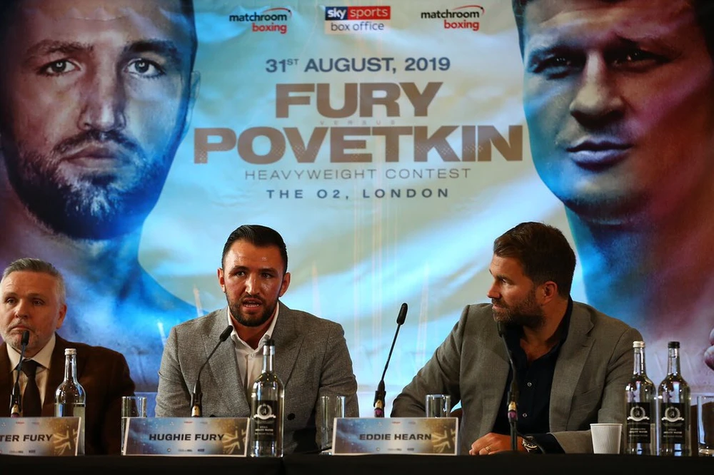 Hughie (trái) và ông bầu Eddie Hearn trong buổi họp báo giới thiệu trận thượng đài với Povetkin 