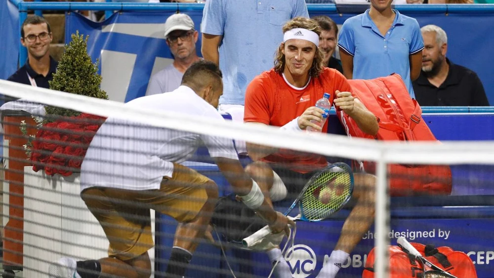 Kyrgios quỳ xuống, dâng giày lên cho Tsitsipas