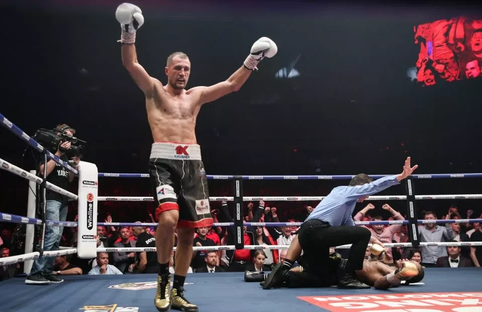 Kovalev thắng KO Yarde ở hiệp 11