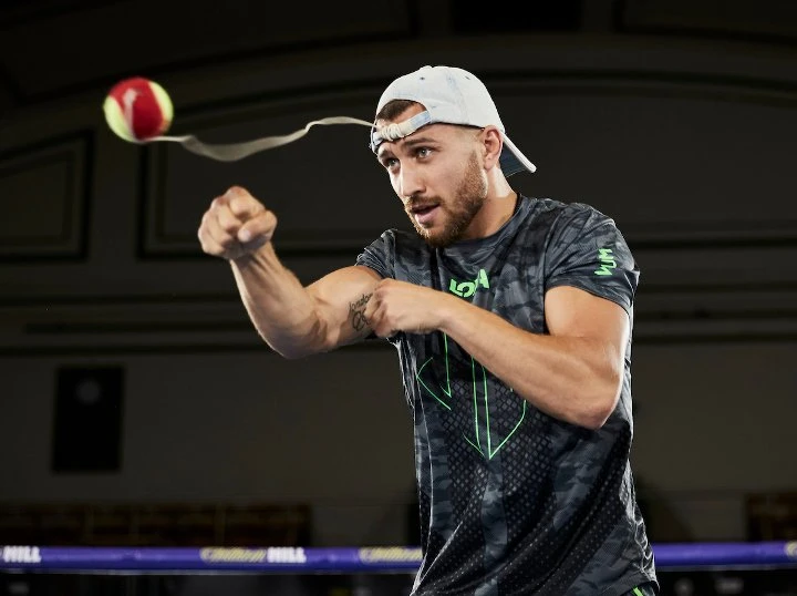 Lomachenko điêu luyện luyện quyền với bóng quần