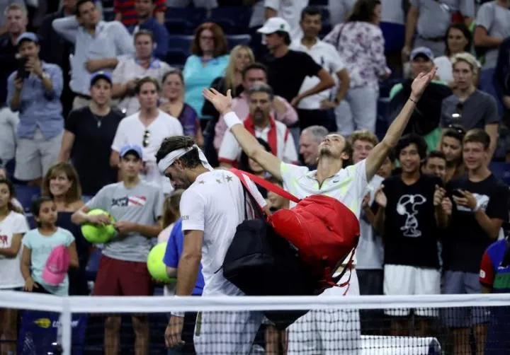 US Open: Tay súng trẻ người Nga giơ ngón tay thối về phía khán giả Mỹ, thắng trận vòng 3 ảnh 4