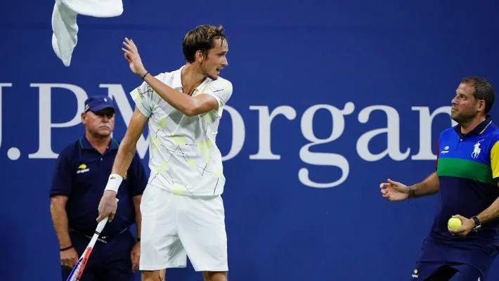 US Open: Tay súng trẻ người Nga giơ ngón tay thối về phía khán giả Mỹ, thắng trận vòng 3 ảnh 1