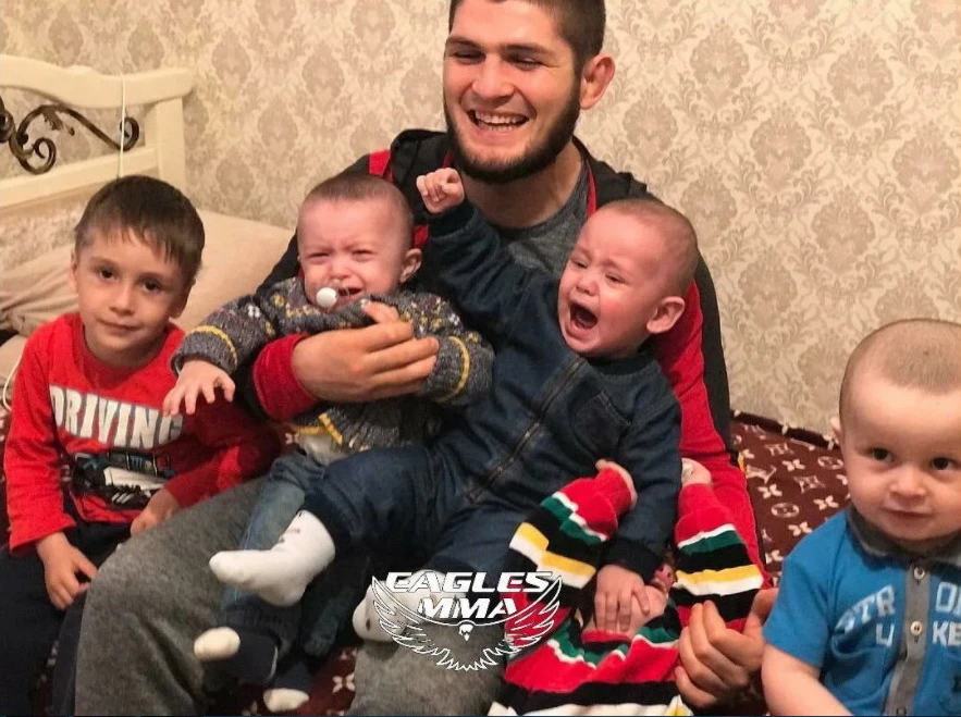 Khabib ôm trong lòng các con của mình