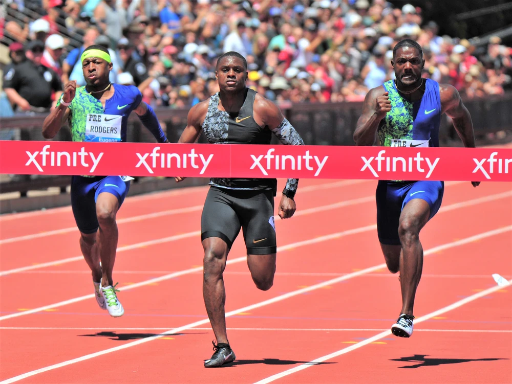 Coleman (giữa) đánh bại Gatlin ở Stanford Diamond League