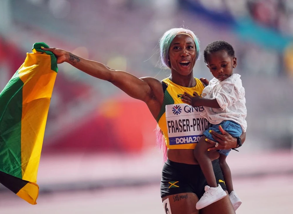 Fraser-Pryce ăn mừng chiến thắng cùng con gái của mình