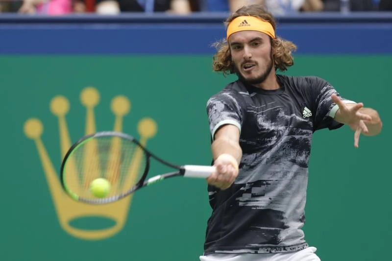 Tsitsipas lật đổ Djokovic