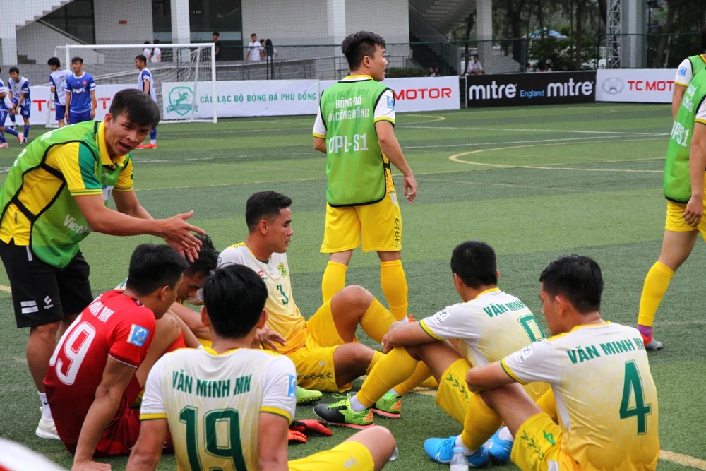 Tuấn Vinh (quần đen, áo bib xanh) đang chỉ đạo cho các anh em Văn Minh MN - Ảnh Hậu Owen