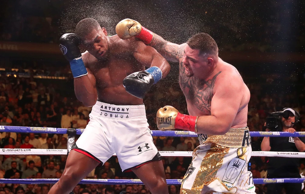 Andy Ruiz (phải) từng gây bất ngờ khi đấm gục AJ