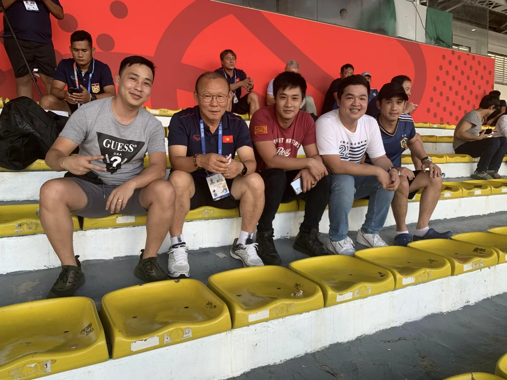 Thầy Park trên khán đài sân Rizal Memorial với người hâm mộ Việt Nam