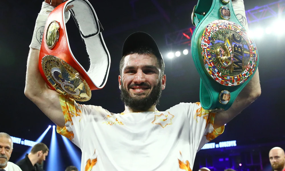 Beterbiev hiện đang sở hữu 2 đai WBC và IBF hạng dưới nặng