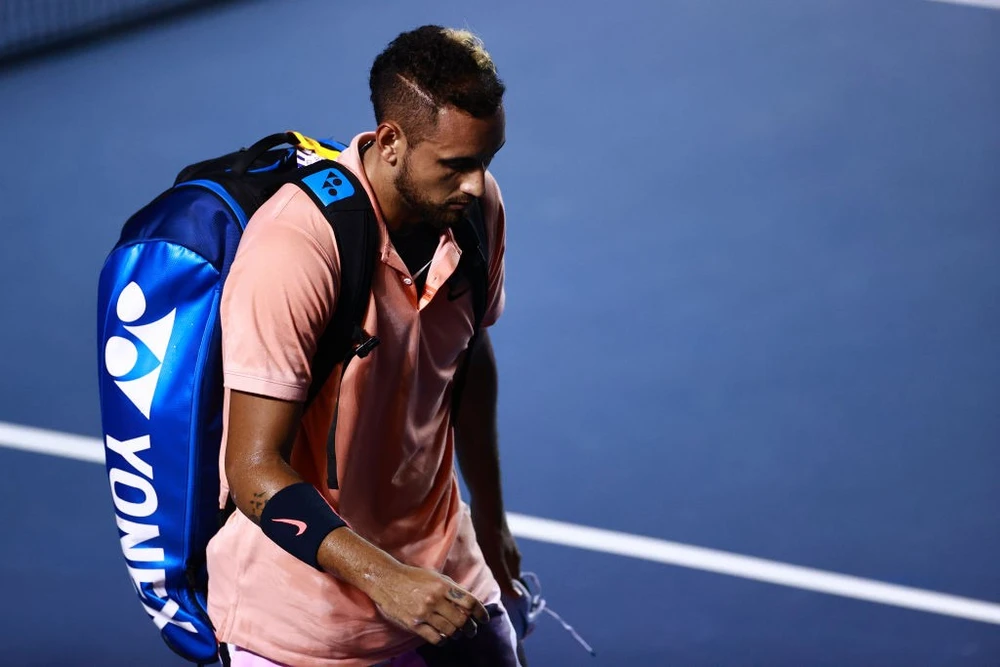 Nick Kyrgios bị la ó khi rời sân đấu