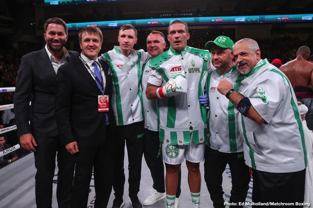 Oleksandr Usyk và đội hỗ trợ của anh này (ông bầu Eddie Hearn đứng ngoài cùng bên trái)