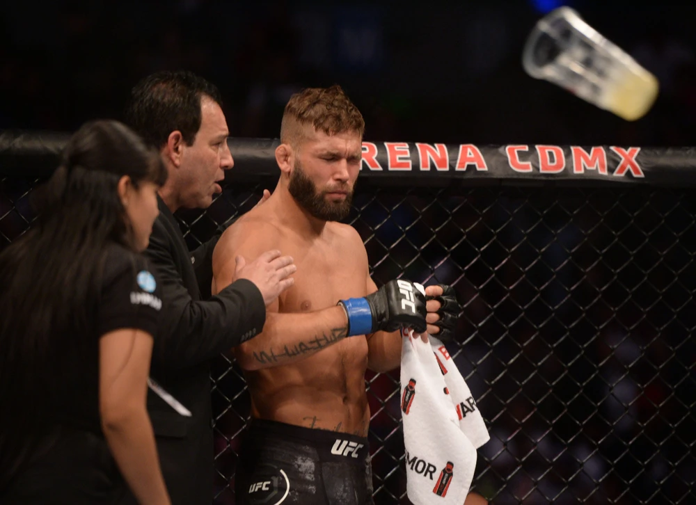 Jeremy Stephens rất được "đám đông" quan tâm, đây là lần người ta chọi cả ly nhựa vào trong lồng sắt bát giác khi anh thi đấu