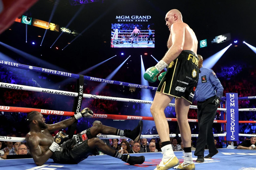 Fury ngạo nghễ trong trận thắng KO kỹ thuật Wilder