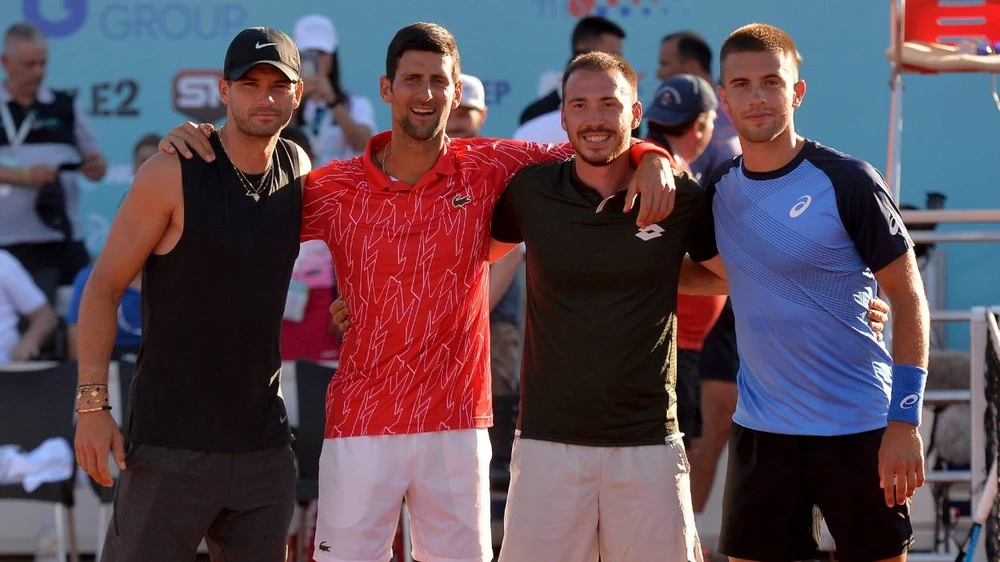 Dimitrov (ngoài cùng bên trái) bị cha của Djokovic cáo buộc là "trường hợp siêu lây nhiễm"