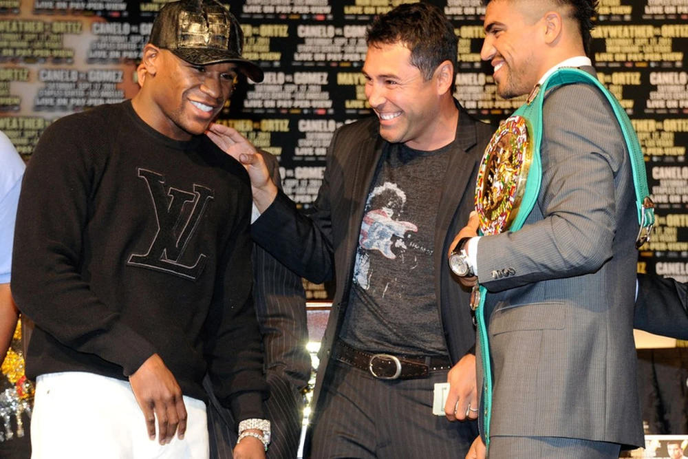 De La Hoya và Mayweather (trái)